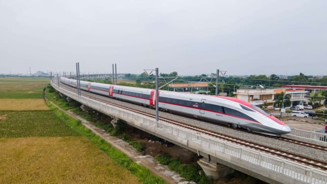 Uji Coba Kereta Cepat Jakarta-Bandung Mencapai Kecepatan 350 km/jam: Persiapan Menuju Operasional Penuh